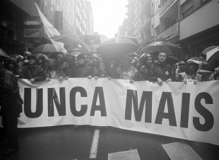 Unha imaxe daquela manifestaci&oacute;n do 1 de decembro do 2002 / Flickr: Mariano Grueiro