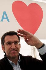O l&iacute;der popular en Ribeira, baixo unha pancarta na que se pode ler "Ribeira love Feijoo"