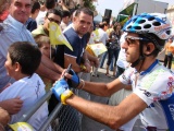 Ezequiel Mosquera asinando aut&oacute;grafos, na etapa do domingo