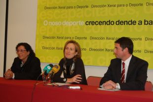 Pili Neira, &aacute; esquerda, cando foi presentada por Marta Souto como seleccionadora nacional de f&uacute;tbol feminino