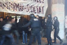 Os Mossos detendo a Enric Duran, no edificio hist&oacute;rico da UB esta terza feira