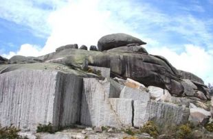 M&aacute;is unha imaxe dos penedos, coa marca da desfeita feita polas m&aacute;quinas da canteira no 97 / Imaxe: Seminario de Estudos Comarcais da Costa da Morte