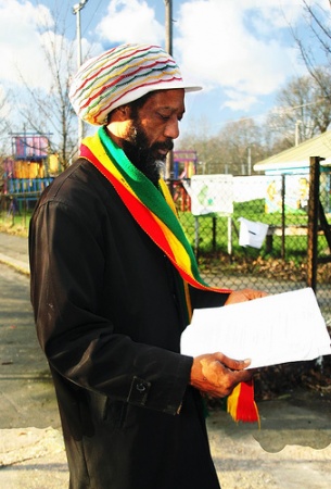 George James, l&iacute;der da comunidade 'rastafari' e voceiro de St Agnes Place