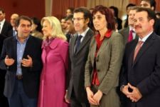 Carlos Negreira (esq.) conversa con Corina Porro na presentaci&oacute;n de candidatos do PPdeG. &Aacute; dereita, o dimitido Lu&iacute;s Carrera