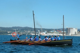 Un barco vasco pasa por diante do fe&iacute;smo de Reganosa, na r&iacute;a de Ferrol