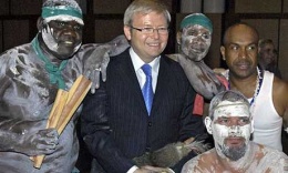 O primeiro ministro Kevin Rudd  cos l&iacute;deres aborixes, en Canberra / Imaxe: AFP
