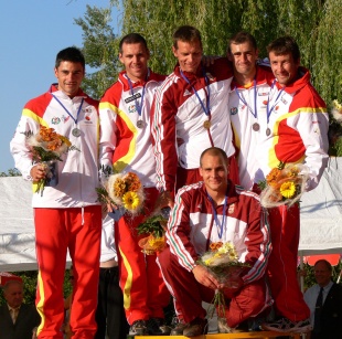 Os selecci&oacute;nados polo equipo estatal que conseguiron medalla (Entre eles Gra&ntilde;a e Ferro, &aacute; esquerda)