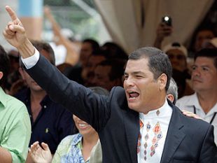 Rafael Correa, celebrando os primeiros resultados favor&aacute;beis / Imaxes: Clar&iacute;n