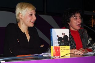 Teresa Moure (arriba) e Irma L&oacute;pez Silva tam&eacute;n estiveron na feira