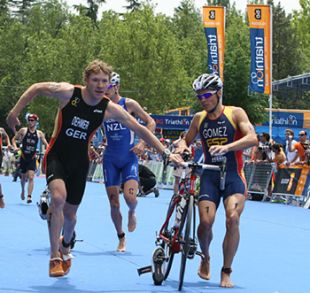 En plena competici&oacute;n, vestido co equipamento da selecci&oacute;n estatal de triatl&oacute;n