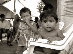 Meni&ntilde;os ollando &aacute; c&aacute;mara / Flickr: Libertinus