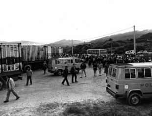 Traballadores de Al&uacute;mina  impiden a entrada dos bid&oacute;ns do Cas&oacute;n na f&aacute;brica / Imaxe da &eacute;poca, de El Progreso)