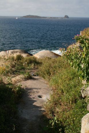 A zona onde est&aacute;n os petr&oacute;glifos est&aacute; a car&oacute;n do mar, pegada ao castro e a un cuncheiro da &eacute;poca castrexa