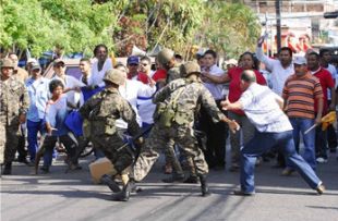 Membros do ex&eacute;rcito actuando o domingo contra a xente que &iacute;a participar na consulta popular