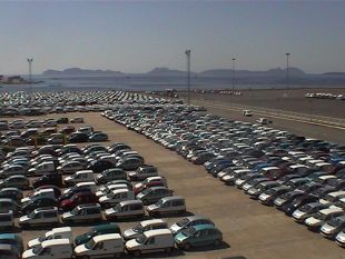 Autom&oacute;biles de Citro&euml;n, aparcados no porto de Vigo agardando a ser distribu&iacute;dos / Flickr: m13ntcnte
