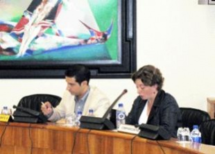 Carme Freire, nunha foto de arquivo, acompa&ntilde;ada do deputado nacionalista Iago Tabar&eacute;s