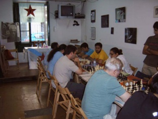 Torneo de xadrez disputado no local social da Revira, unha das m&uacute;ltiplas actividades que se desenvolven no centro