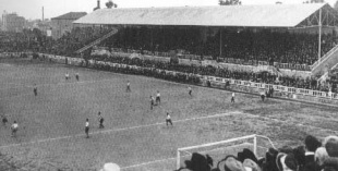 Unha imaxe do vello campo de xogo do Bar&ccedil;a, Lescorts