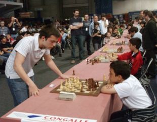 Iv&aacute;n Salgado (de p&eacute;) xogando varias partidas simultaneamente (clic para ampliar)