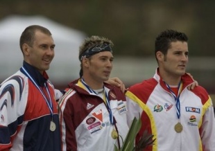 Cal, no podio de C-1, 1.000 m., co h&uacute;ngaro Attila Vajda e o ruso Maxim Opalev