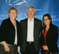 Nelly Maes, Ian Hugdton e Ana Miranda, na Euroc&aacute;mara
