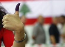 Co dedo tintado, despois de votar, no L&iacute;bano / Imaxe:  L'Orient Le Jour
