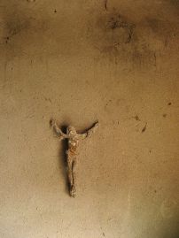 Un cristo s&oacute; nunha parede / Flickr: ajgelado