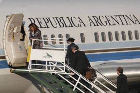 Fern&aacute;ndez de Kirchner sa&iacute;ndo do Aeroporto de Bos Aires, cami&ntilde;o de Cuba