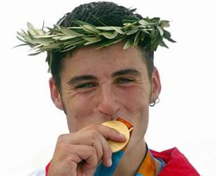 David Cal, bicando a medalla de ouro ga&ntilde;ada no C-1 1.000 metros en Atenas 2004