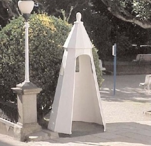 Garita de vixilancia, con dobre pir&aacute;mide, nos Xard&iacute;ns de Herrera