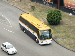 Un autob&uacute;s de Monbus, sa&iacute;ndo da estaci&oacute;n de Vigo / Imaxe: CIG / &copy;Fernando Pol