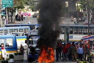 Os manifestantes ocuparon o centro da cidade e empregaron autobuses contra o ex&eacute;rcito
