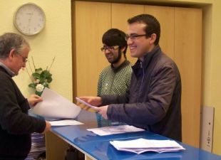 Fran Rei e Carlos Call&oacute;n entregando unha listaxe de centros que incumpr&iacute;an, en febreiro do ano pasado, o Decreto do Galego