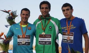 Palomanes, &aacute; dereita, no podio, coa medalla de bronce ga&ntilde;ada no triplo salto