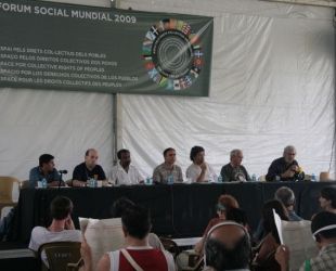 &Aacute; dereita, na mesa, Xos&eacute; Manuel Beiras, participando dos debates do Espazo polos Dereitos Colectivos dos Pobos