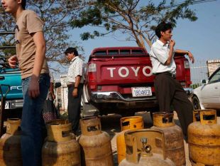 Longas fileiras para recoller garrafas de gas no norte do pa&iacute;s. Este s&aacute;bado Brasil aseguraba que non est&aacute; notando a falta do combust&iacute;bel / Clar&iacute;n