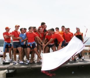 O Chapela recibindo a bandeira que os reco&ntilde;ece como ga&ntilde;adores (clic para ampliar)