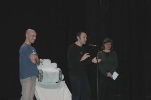 Jorge Pad&iacute;n, director de 'Boas Noites', xunto &aacute; directora do CDG, Cristina Dom&iacute;nguez, e Manolo V&aacute;zquez, actor e respons&aacute;bel da m&uacute;sica. Foto: L. R.