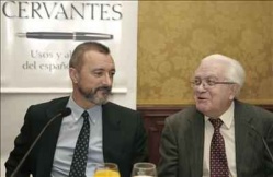 Gregorio Salvador, acompa&ntilde;ado por Arturo P&eacute;rez-Reverte