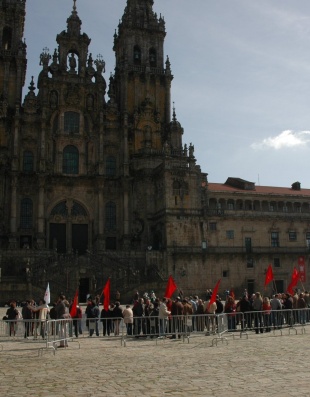 A manifestaci&oacute;n coa Catedral ao fondo, tras do valado