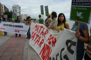 Os asistentes a unha manifestaci&oacute;n reclamando o final do campionato o ano pasado / http://cesalnes.wordpress.com/