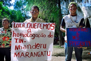 Xente da tribo dos Guaran&iacute; Kaiow&aacute;, ped&iacute;ndolle a Lula a homologaci&oacute;n das s&uacute;as terras / Flickr: tatianacardeal