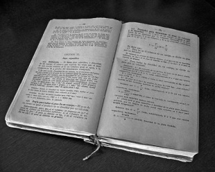 Antigo libro de f&iacute;sica. Flickr: alpoma