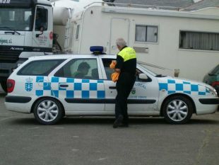 Cando as obras comezan (ver&aacute;n 2007), os veci&ntilde;os van parar os cami&oacute;ns, e a polic&iacute;a local entrega, catro d&iacute;as tarde, a orde de paralizaci&oacute;n