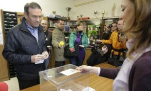 O actual lehendakari, Juan Jos&eacute; Ibarretxe, no momento de votar / Imaxe: Deia