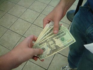 En 2007 os pa&iacute;ses endebedados pagaron case 440 mil mill&oacute;ns de euros aos seus acredores / Flickr: quazie