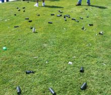 Sobre o c&eacute;spede, ducias de botes de fume e pelotas de goma que foros disparados polos antidisturbios na zona de Beiramar / Imaxe: Z&eacute;lia Garcia