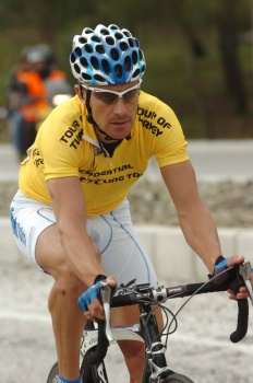 David Garc&iacute;a vestido de amarelo