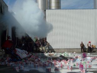Os gandeiros deitando cart&oacute;ns de leite, noutra protesta fronte a Lactogal (Pontedeume), en marzo deste ano / Imaxe: SLG