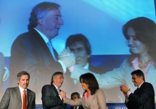 Cristina Fern&aacute;ndez cos seus compa&ntilde;eiros e o anterior presidente, N&eacute;stor Kirchner